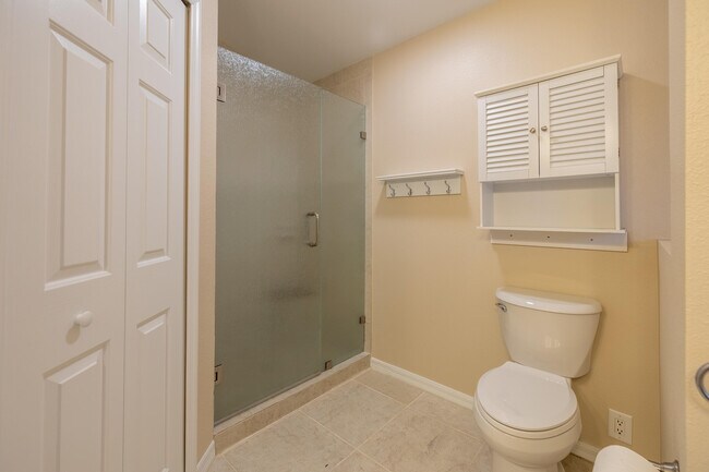 Building Photo - 1100 W 13th Square