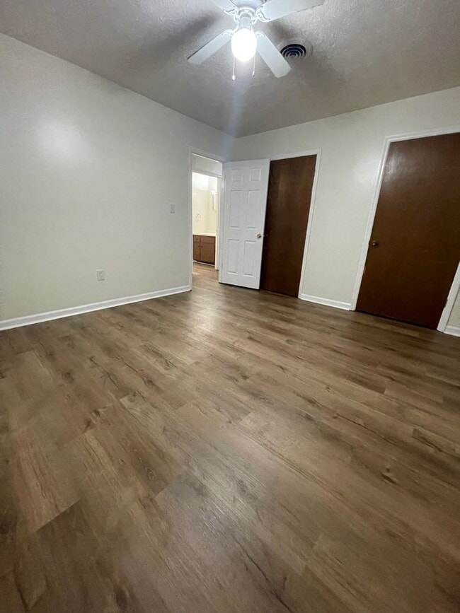 Building Photo - 102 Redstone Dr