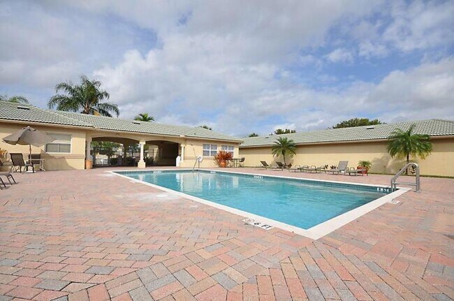Building Photo - 2060 Greenview Shores Blvd