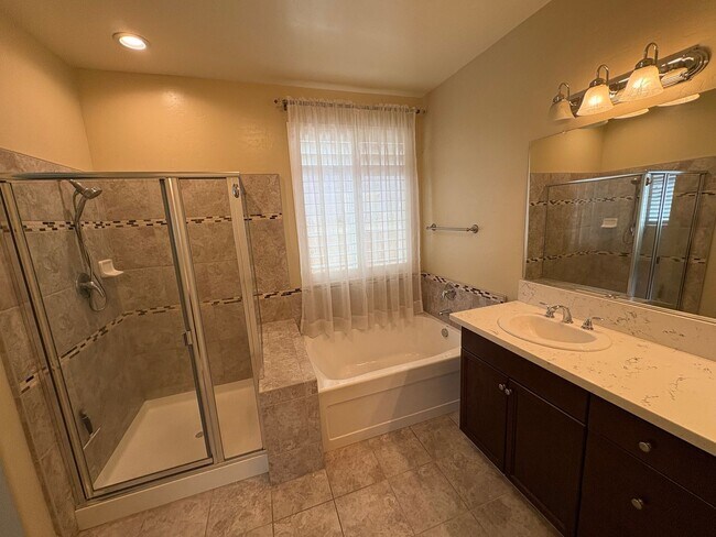 Building Photo - SE Visalia home Coming Soon!!