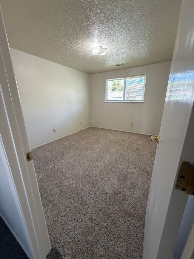 Building Photo - Newly remolded 3b/1b duplex