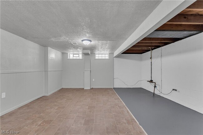 Building Photo - 5535 Oakwood Ave