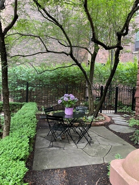 Front outdoor dining and entertaining area (3) - 1228 N Dearborn St