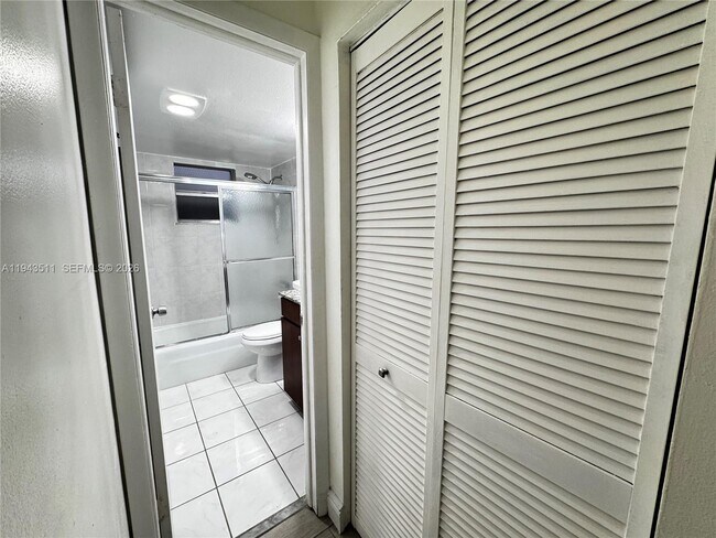 Building Photo - 30 SE 4th Ave