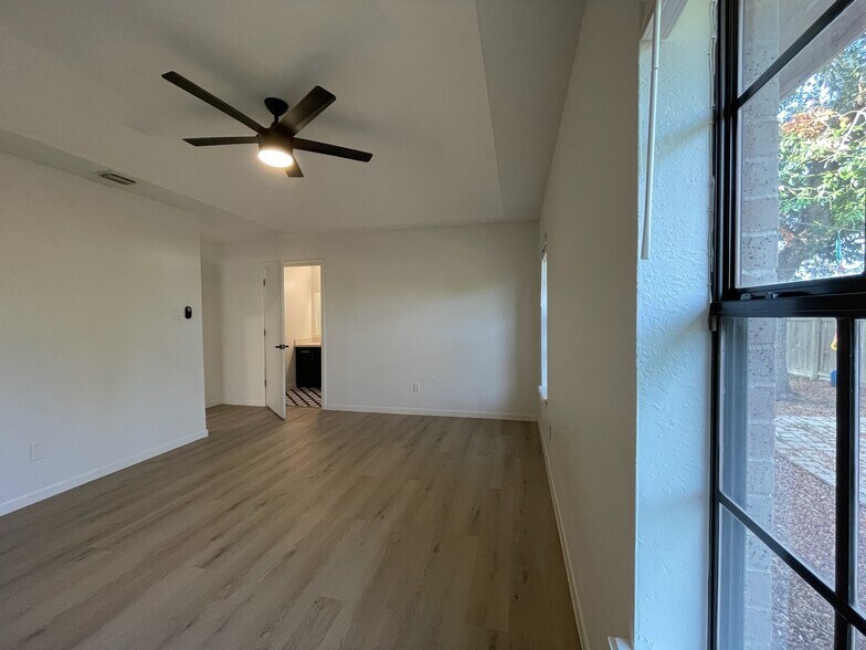 Masters Bedroom - 2201 Pin Oak Rd