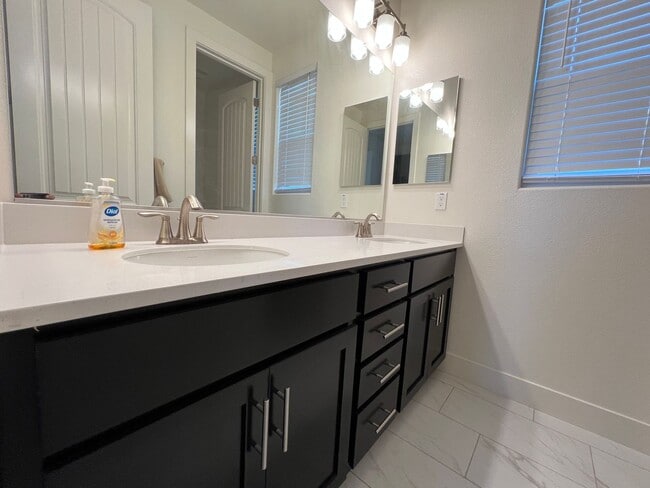 Building Photo - Beautiful Home Near Parks, Travel, And More!