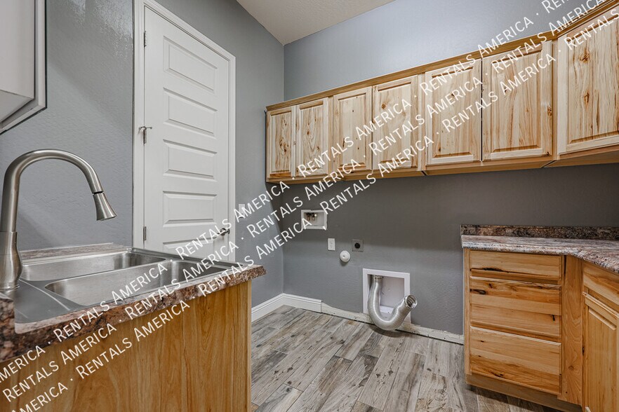 Building Photo - 4121 E Yellowstone Pl