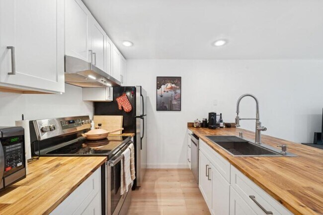 Building Photo - 1 bedroom in Seattle WA 98133