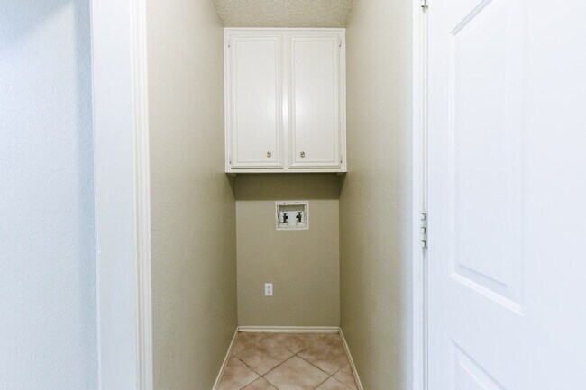 Building Photo - Welcome to this Spacious 2-Bedroom Home!