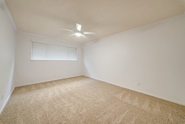 Building Photo - 16326 Heatherdale Dr