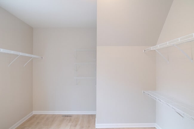 Building Photo - 1037 Park Hill Cir