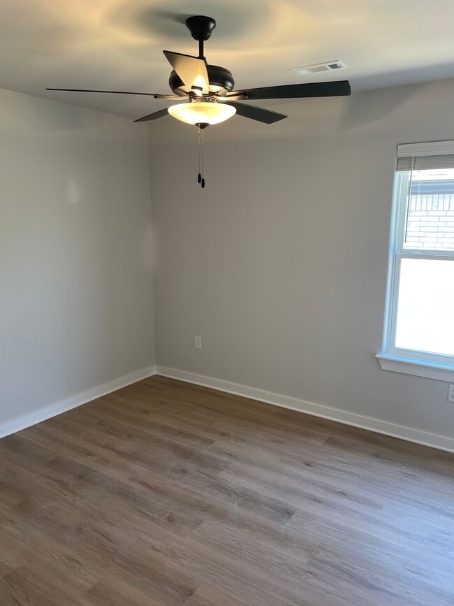 Building Photo - 1110 Maclaren Ave