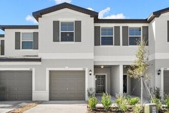 Building Photo - LIKE NEW Townhome in Willow Square!
