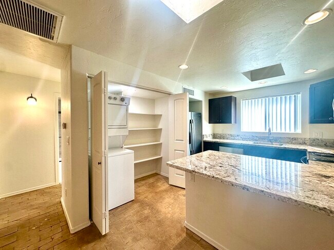 Building Photo - Holiday Move In Special! 1/2 Off December's Rent! Unique Townhome with Open Layout! All Appliance...