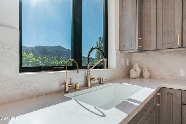 Building Photo - 252 Capri Dr