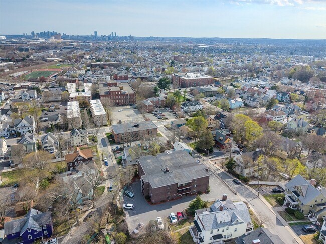 Building Photo - 27 Alpine St