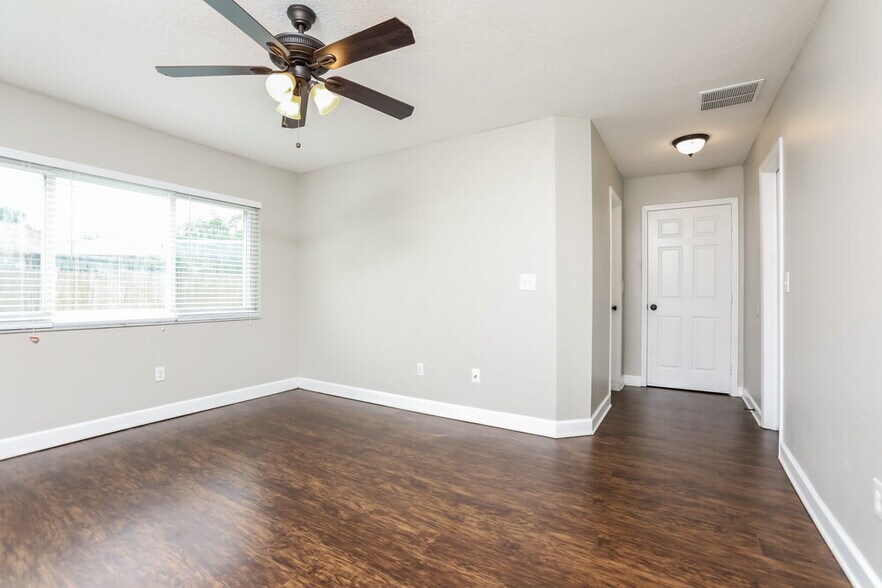Building Photo - 1009 Black Willow Dr