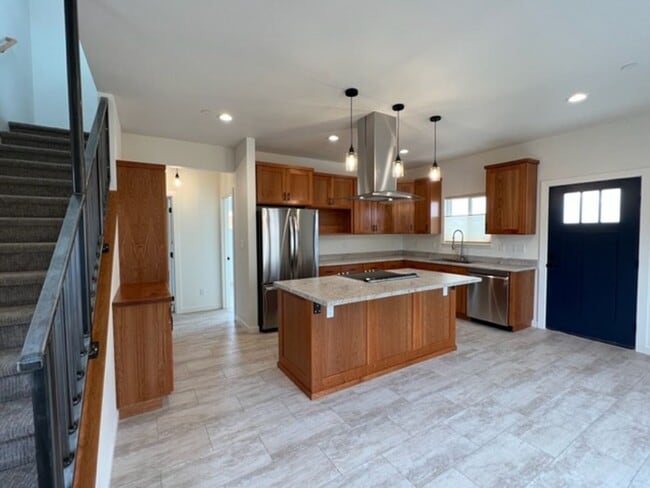 Building Photo - NEWER 3/2 Construction in Eureka! Beautiful homes