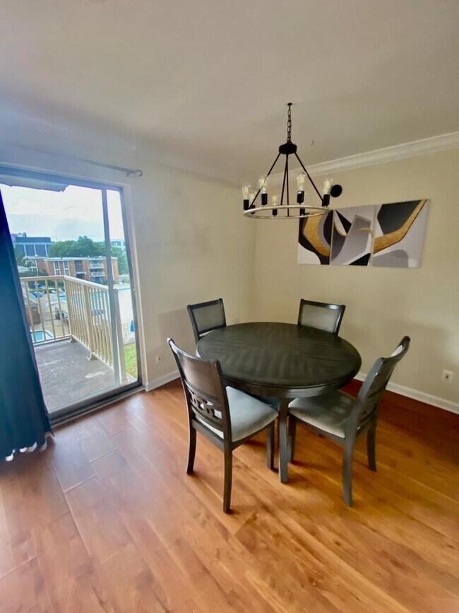 Building Photo - 2624 Redcoat Dr