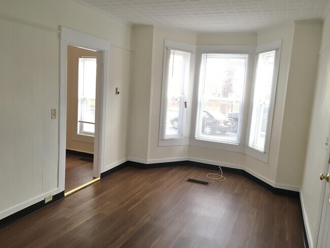 Building Photo - 77 Ferry St