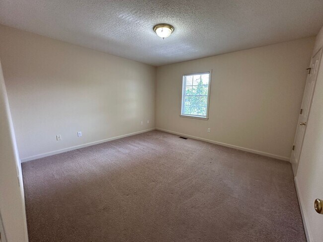 Building Photo - 2 Bed, 1.5 Bath Townhome in Prime Location...