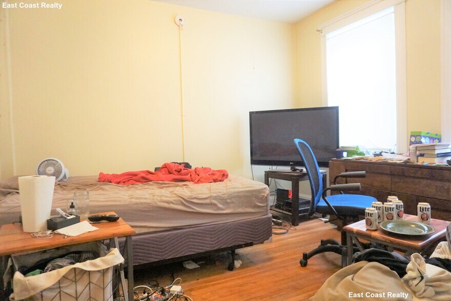 Primary Photo - 225 Kelton St
