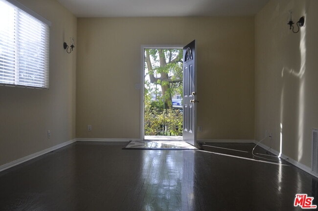 Building Photo - 1818 1/2 S La Brea Ave