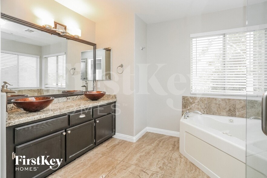 Building Photo - 2328 Brighton Shore St