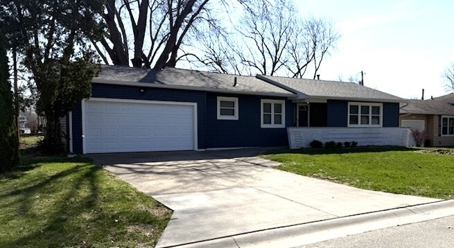 Building Photo - 1725 Elmwood Ln