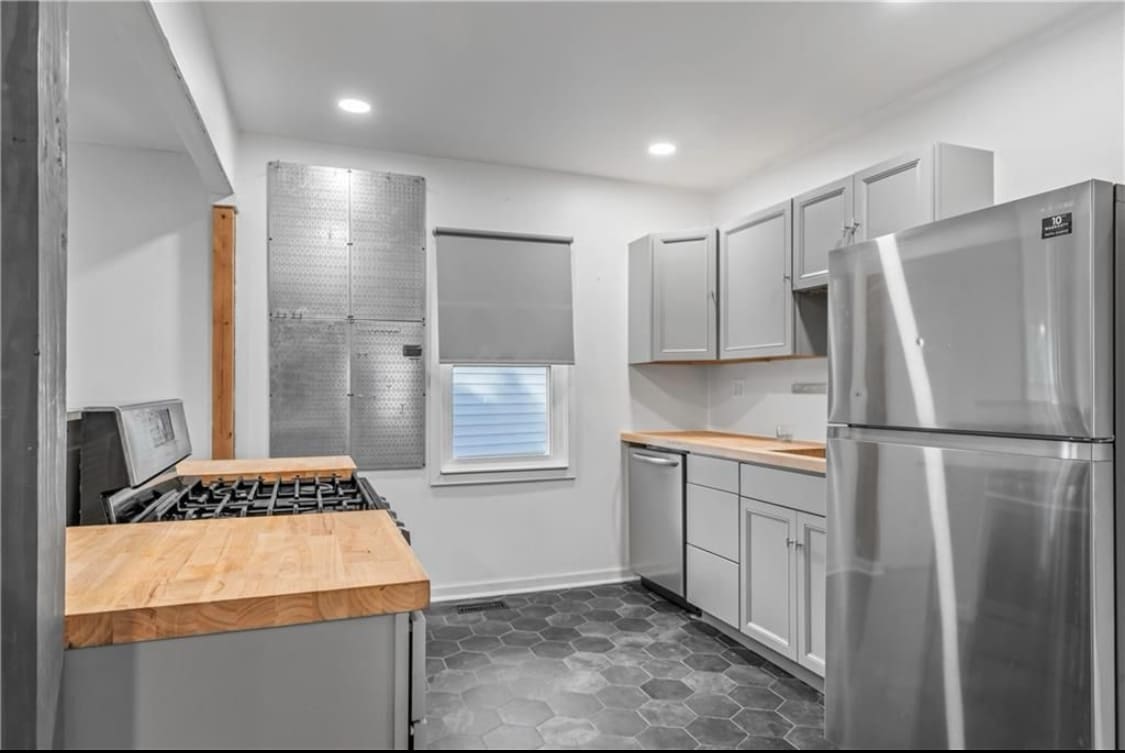 Open kitchen - 600 Ridgeview Ave