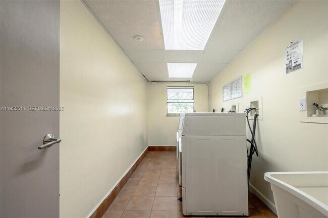 Building Photo - 711 N Pine Island Rd