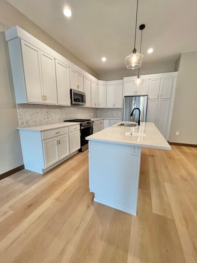 Building Photo - 5 Bed/2.5 Bath Twinhome For Rent!!