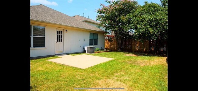 Building Photo - 2426 Halstead Dr