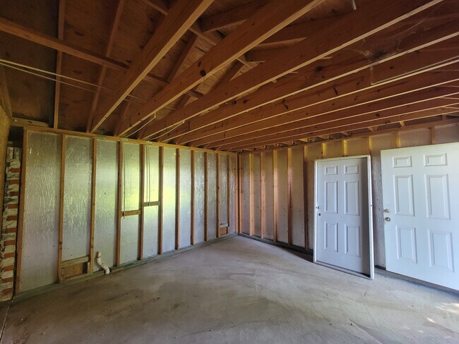 Building Photo - 5427 Heathercrest St