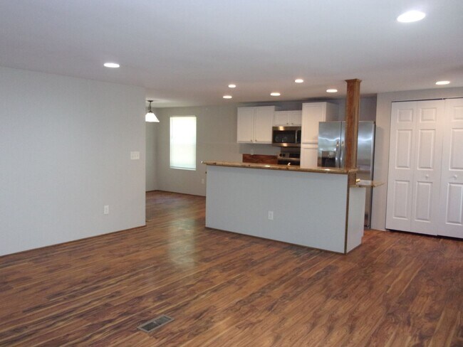 Building Photo - Recently Updated and Refreshed 3 Bedroom 2 Bath Home in Fort Mill