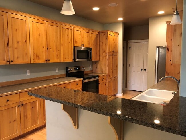 Building Photo - Charming 4-bedroom house in Alder Creek Su...