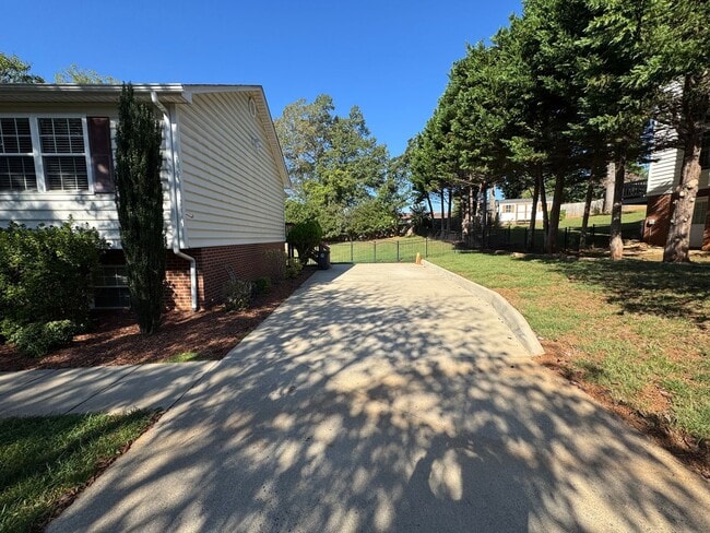 Building Photo - Charming 5 Bedroom Home off Lakeside Drive