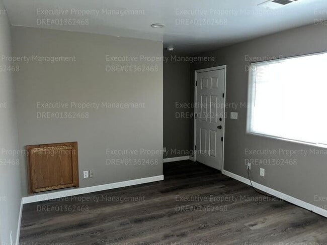 Building Photo - Spacious 3 bedroom, 2.5 bathroom townhome....