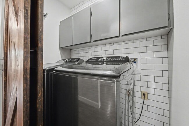 Building Photo - Stylish 2-Bed, 2-Bath Home with Generous Den in The Meadows