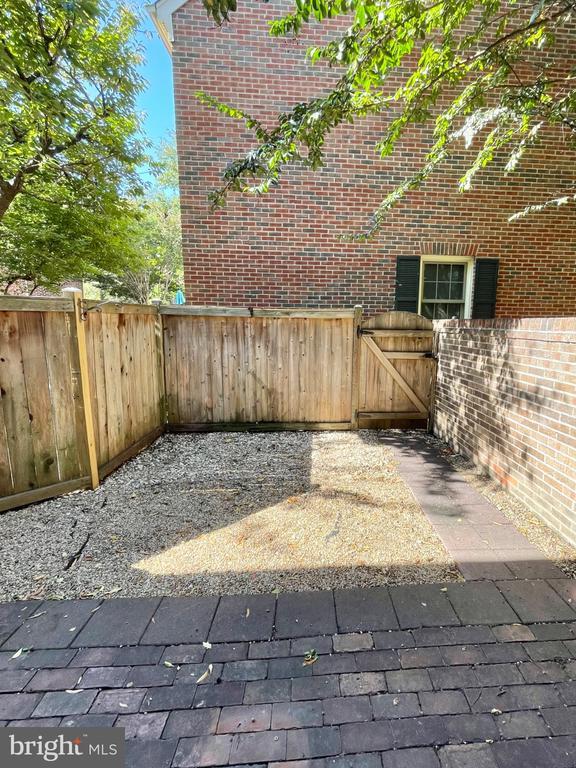 Building Photo - 1208 W Abingdon Dr