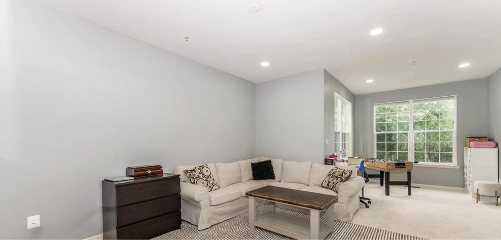 Building Photo - 639 Tivoli Rd