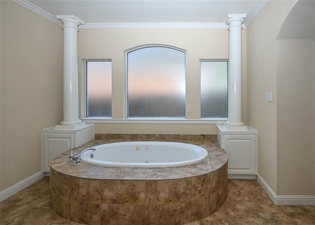 Building Photo - 8707 Westbrook Forest Dr
