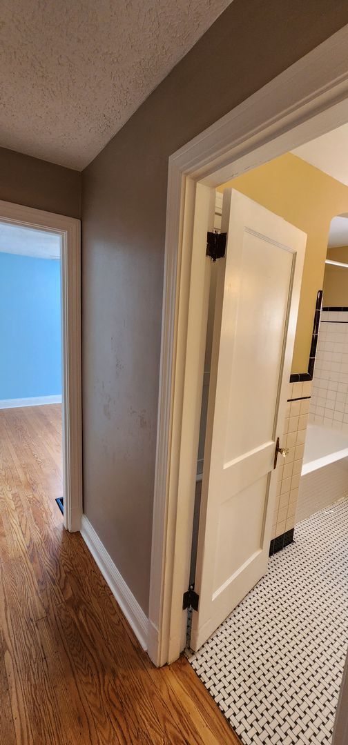Building Photo - Welcome to this charming 3-bedroom, 2-bath...