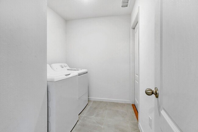 Building Photo - Beautiful 3 bedroom/ 2 bathroom home in Yu...