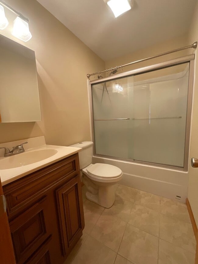 Building Photo - Short term - Clean and tidy 3 bedroom/1 bath near Cherokee Park