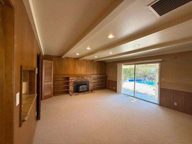 Building Photo - Beautiful 4 bedrooms 2.5 bath home