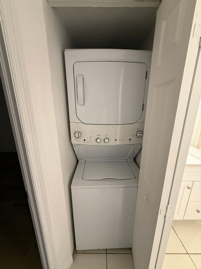 Building Photo - Ground Floor Condo 2/2  - Immediate Availability