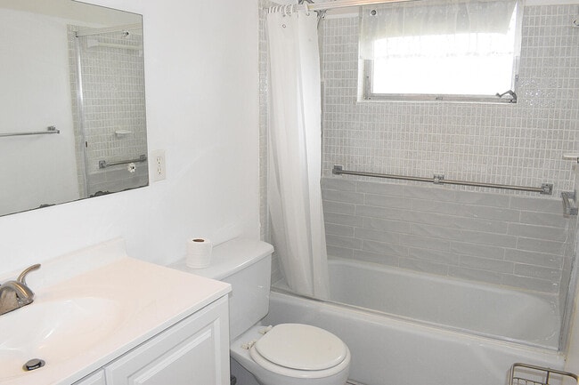 Building Photo - 2523 Dudley Dr W