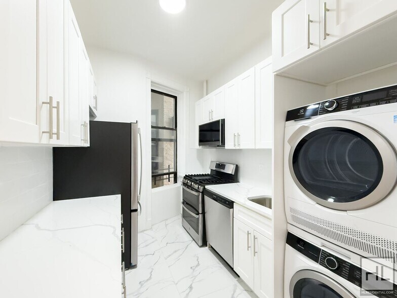 Building Photo - Massive Fort Greene 3-Bed 1-Bath / In Unit...