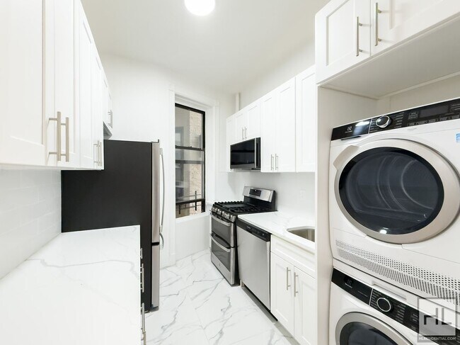 Building Photo - Massive Fort Greene 3-Bed 1-Bath / In Unit W&D / 2-Blocks to Fort Greene Park